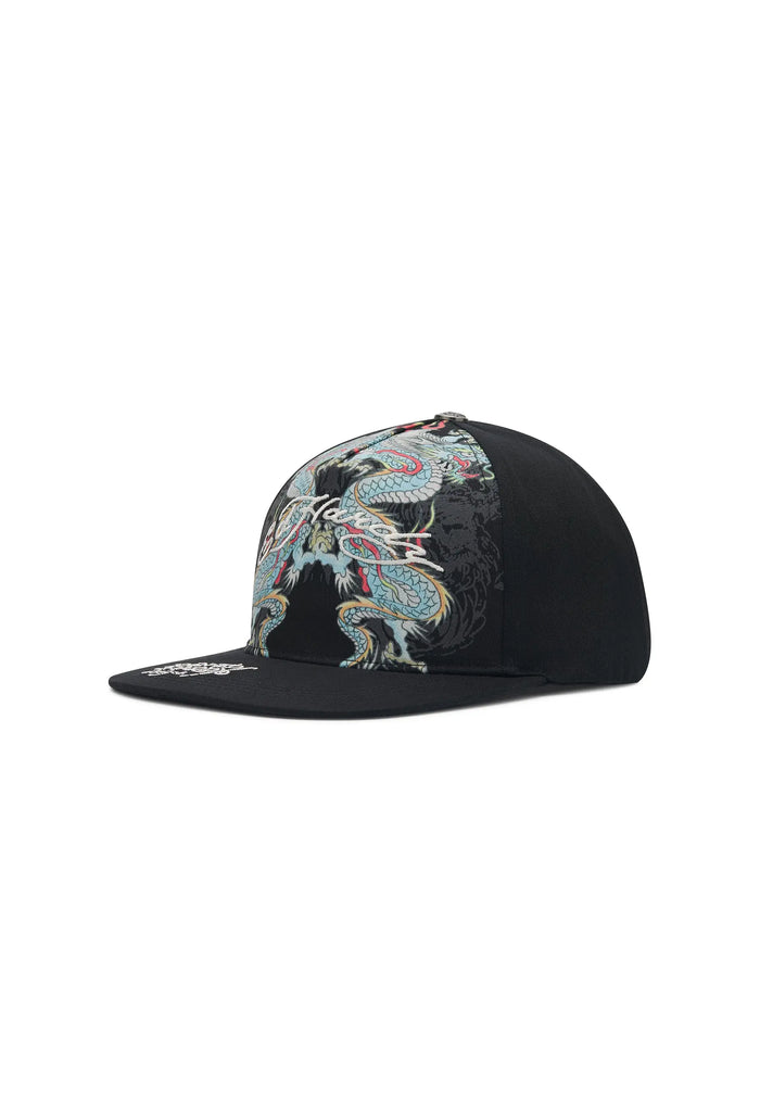 Gorra negra de visera plana de la marca ed hardy con un dragon en el frontal
