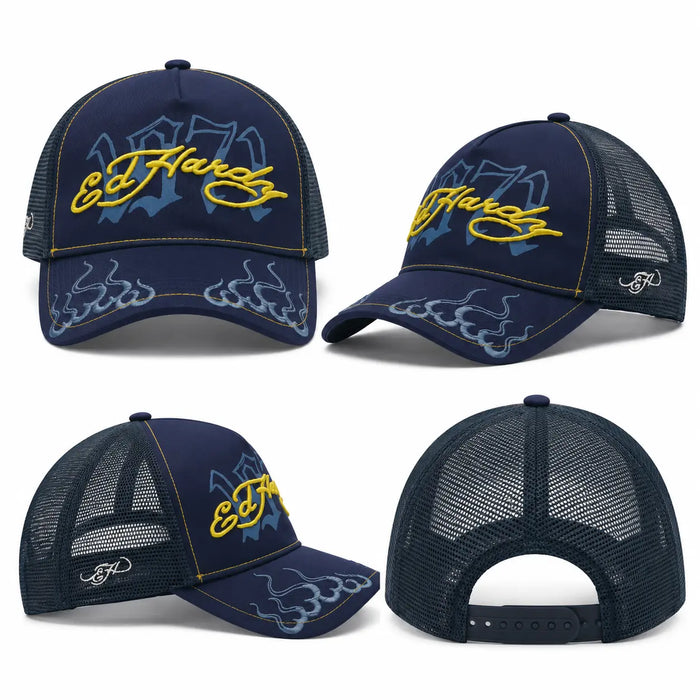 Collage de gorra Ed Hardy 1971 5 Panel Trucker azul marino con bordado amarillo, detalles gráficos azules, malla trasera negra y cierre snapback.