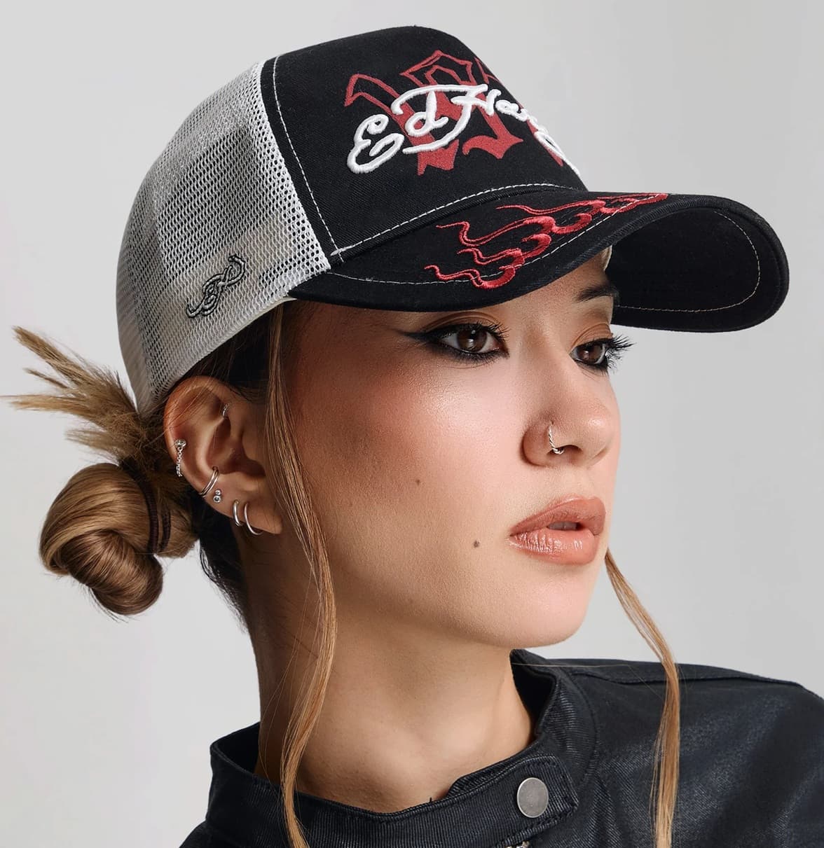 Gorra para mujeres Ed Hardy Trucker Negra y Blanca con Bordados Rojos - Mundo Gorras - Gorras Trucker