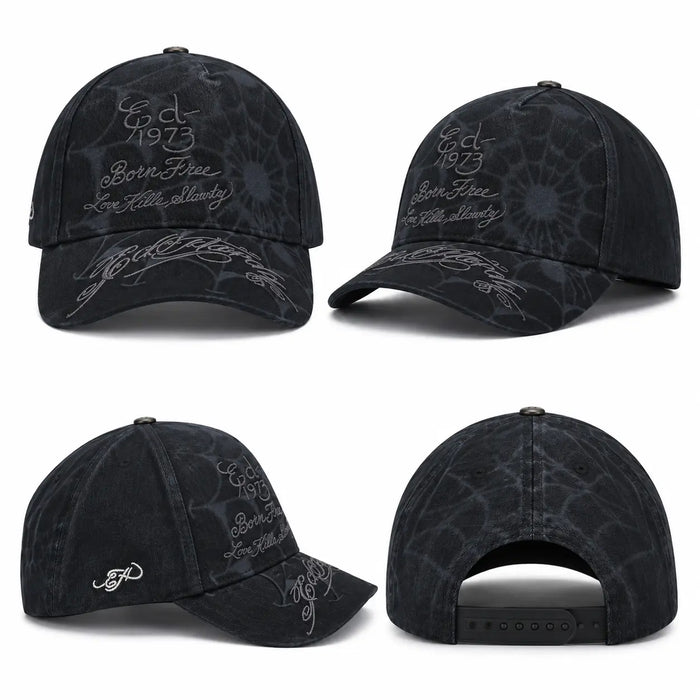 Collage de gorra Ed Hardy Spiderweb 5 Panel negra con diseño gráfico tonal, bordado Ed 1973, Born Free y Love Kills Slowly, mostrando cuatro vistas y cierre snapback negro.