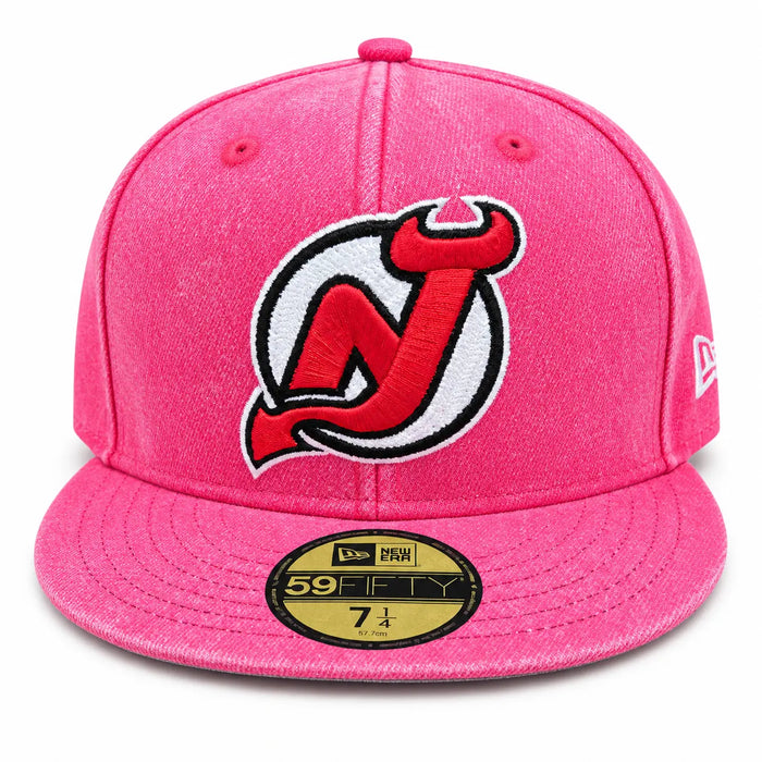 Gorra cerrada por tallas New Era 59FIFTY oficial de los New Jersey Devils de la NHL en color rojo con acabado desgastado lavado, disponible en la tienda Mundogorras en Gran Canaria.