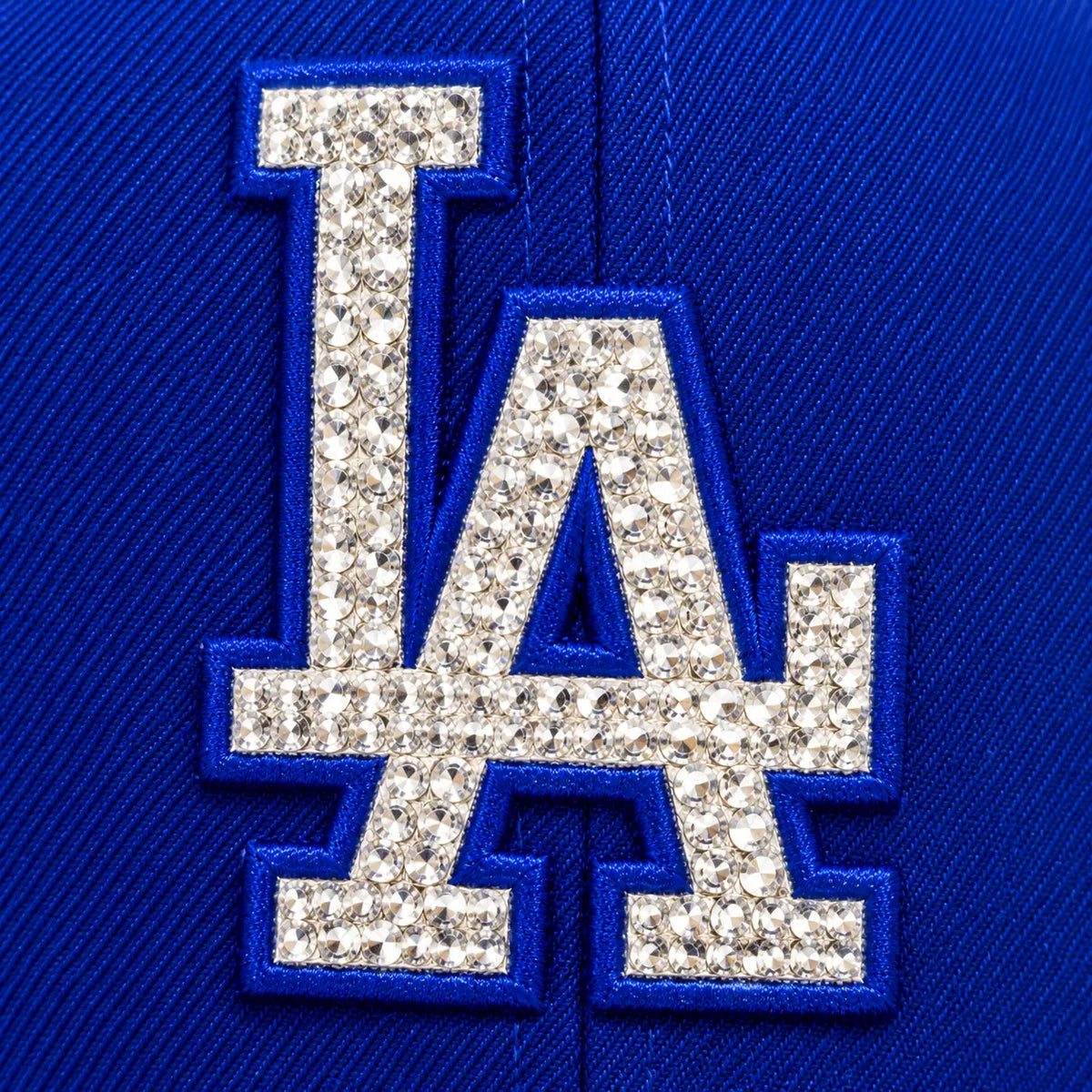 Detalle del logotipo brillante de Los Angeles Dodgers en gorra New Era azul