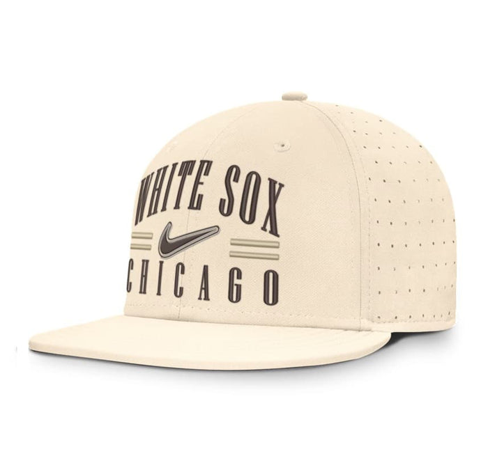 Gorra Nike Chicago White Sox Dri-FIT True Structured AeroBill Fitted beige frontal con logotipo del equipo y visera plana