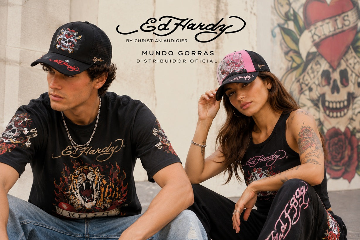 Dos modelos luciendo gorras y ropa Ed Hardy con estilo urbano. Colección Ed Hardy disponible en Mundo Gorras, distribuidor oficial en Canarias.