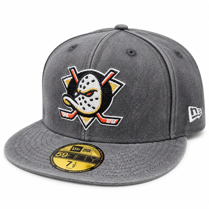 ew Era 59FIFTY oficial de los Anaheim Ducks en color gris con acabado desgastado lavado, disponible en la tienda Mundogorras en Gran Canaria.
