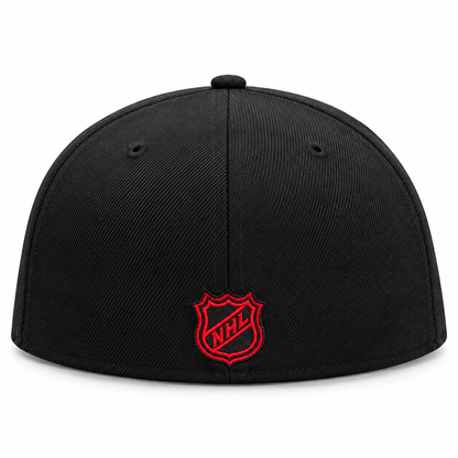 Vista de la gorra fitted New Era 59FIFTY Buffalo Sabres negra con visera plana parte trasera
