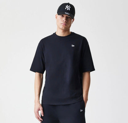 Camiseta - New Era Oversized Essential Negro PREMIUM