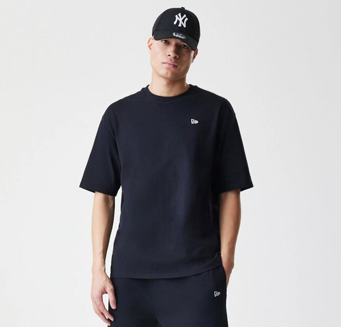 Camiseta - New Era Oversized Essential Negro PREMIUM