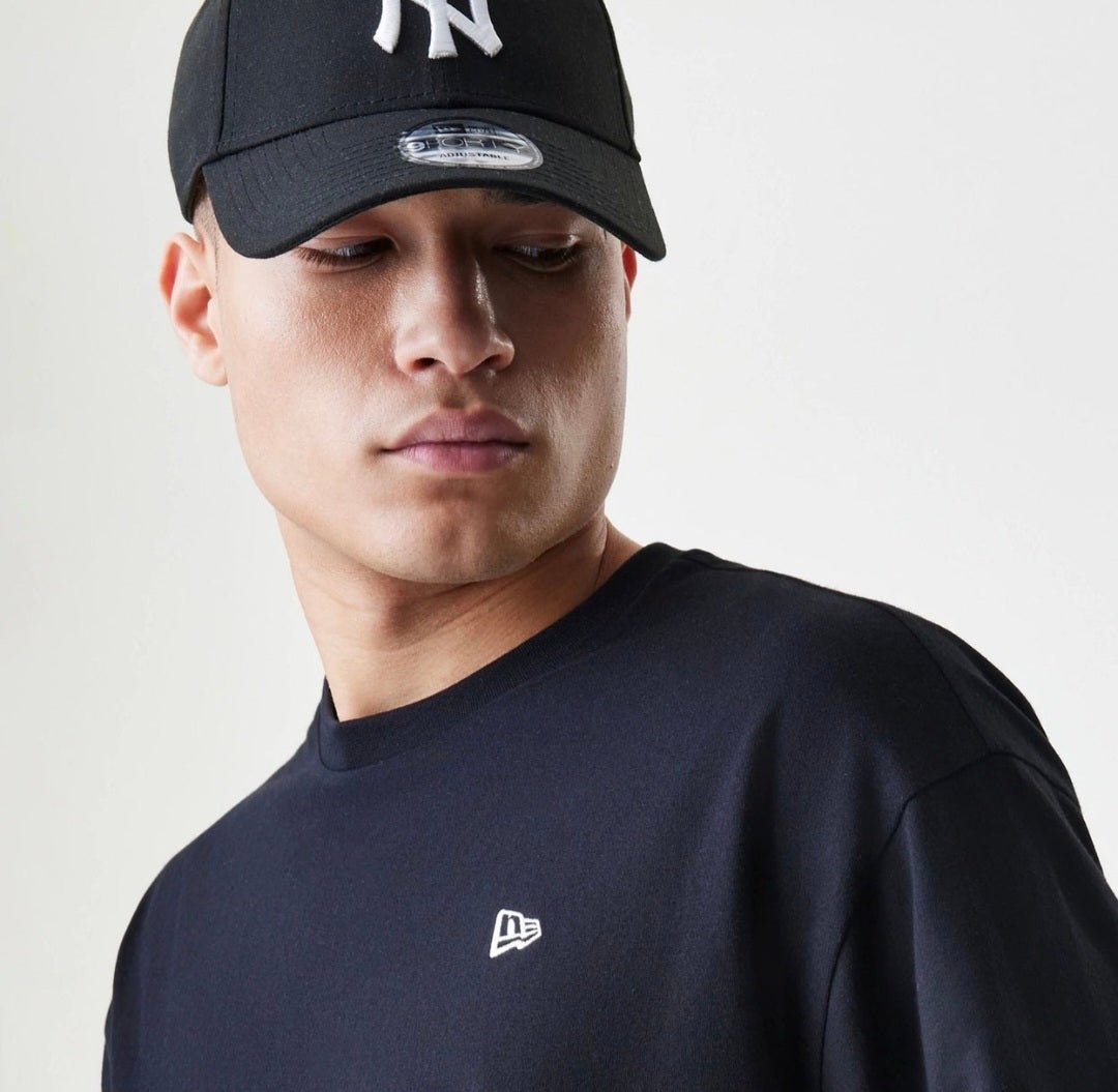 Camiseta - New Era Oversized Essential Negro PREMIUM