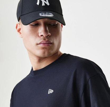 Camiseta - New Era Oversized Essential Negro PREMIUM
