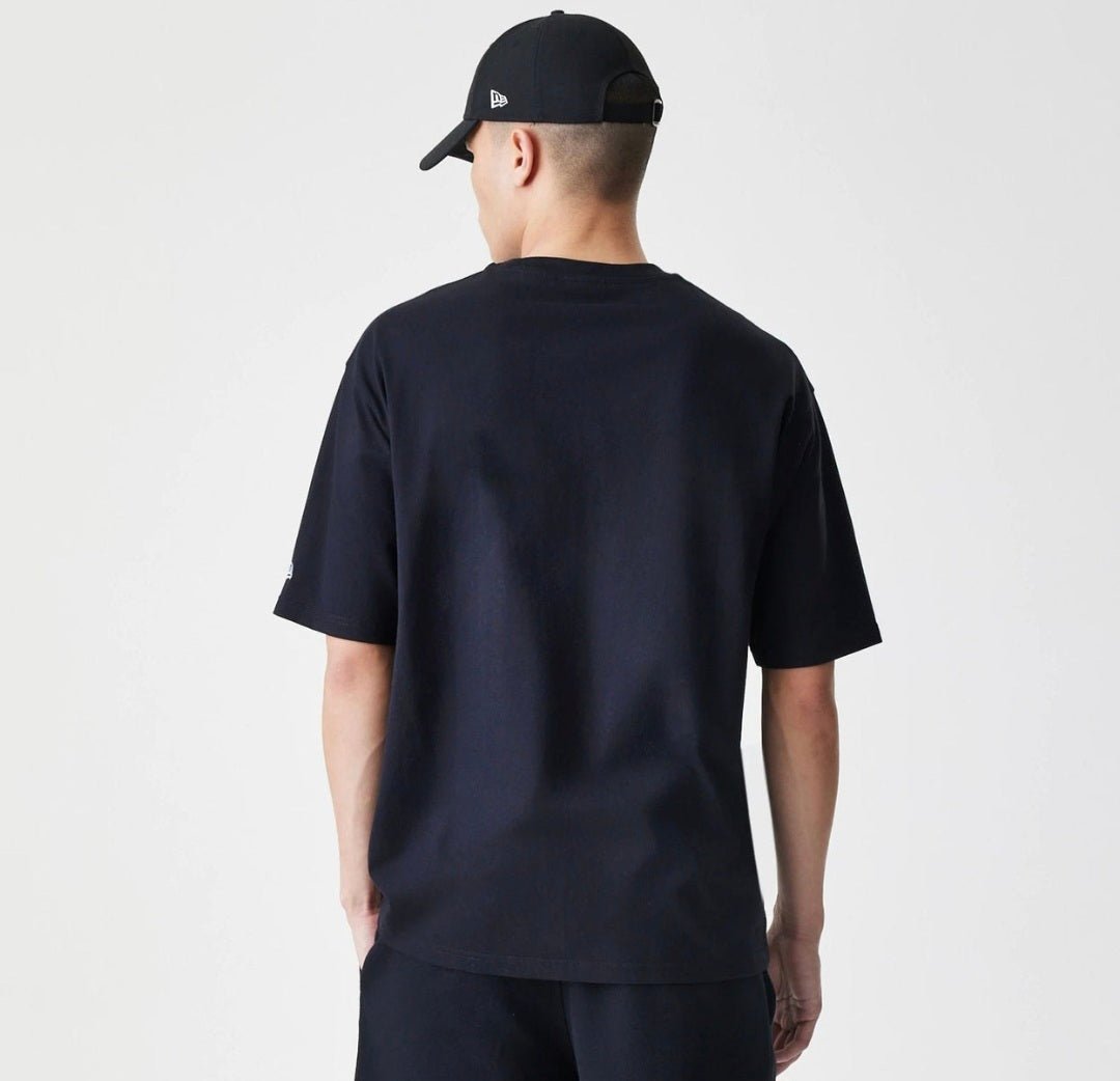 Camiseta - New Era Oversized Essential Negro PREMIUM