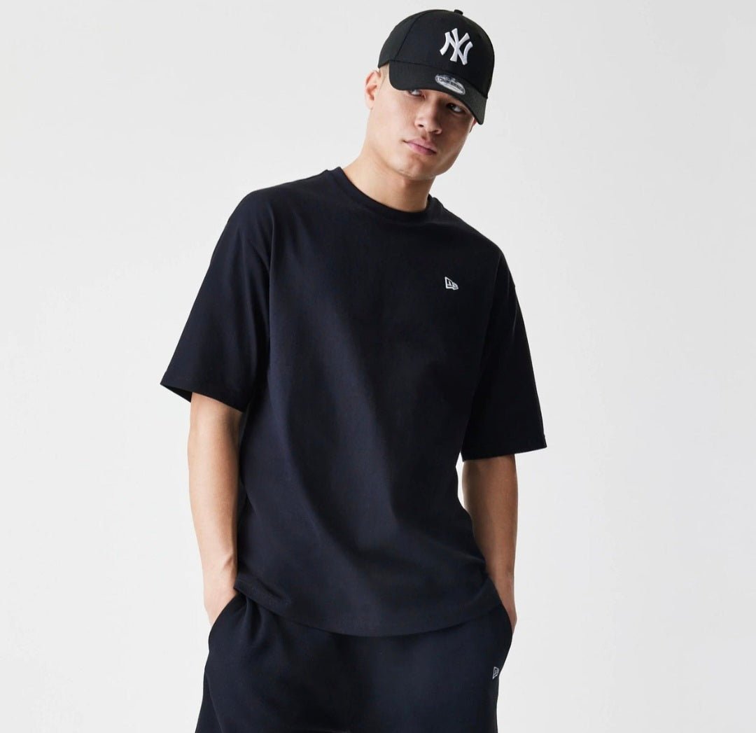 Camiseta - New Era Oversized Essential Negro PREMIUM