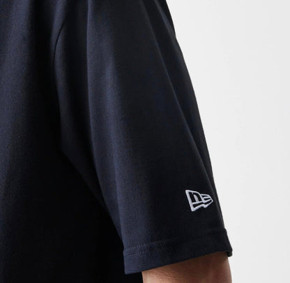 Camiseta - New Era Oversized Essential Negro PREMIUM