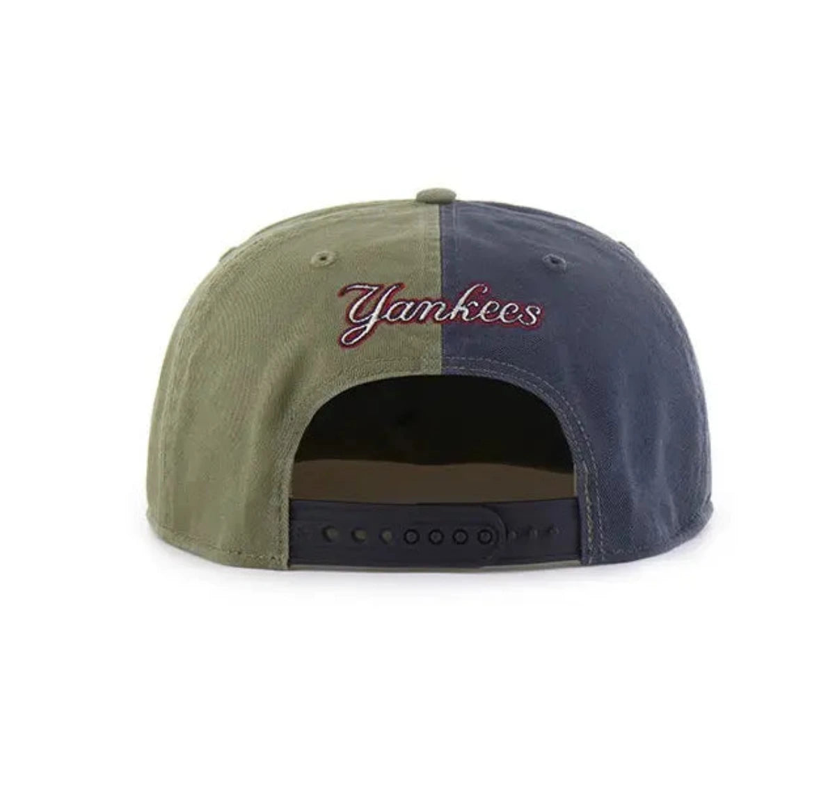 Detalle de los bordados conmemorativos de los New York Yankees en gorra ’47 CAPTAIN.