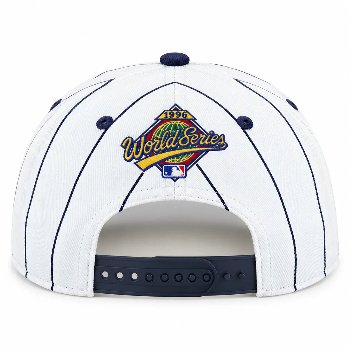 Gorra MLB New York Yankees blanca con visera curvada azul marino y cierre snapback.