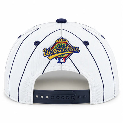 Gorra MLB New York Yankees blanca con visera curvada azul marino y cierre snapback.