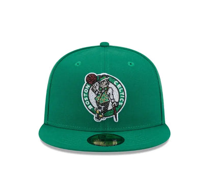 Detalle de la insignia brillante de los Boston Celtics en gorra verde New Era