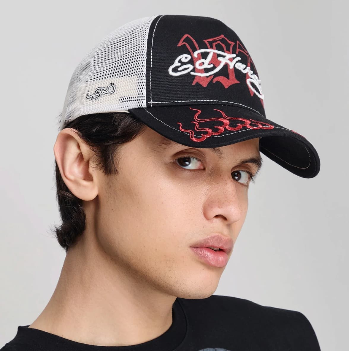 Gorra para hombres Ed Hardy Trucker Negra y Blanca con Bordados Rojos - Mundo Gorras - Gorras Trucker