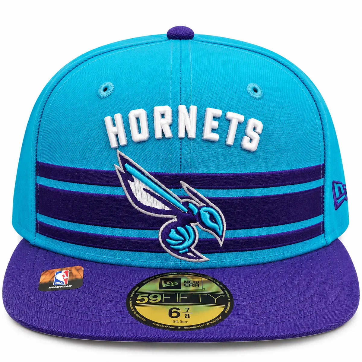 Gorra New Era 59FIFTY Charlotte Hornets turquesa y morada, con franjas frontales y logotipos bordados. Disponible en Mundogorras Canarias.