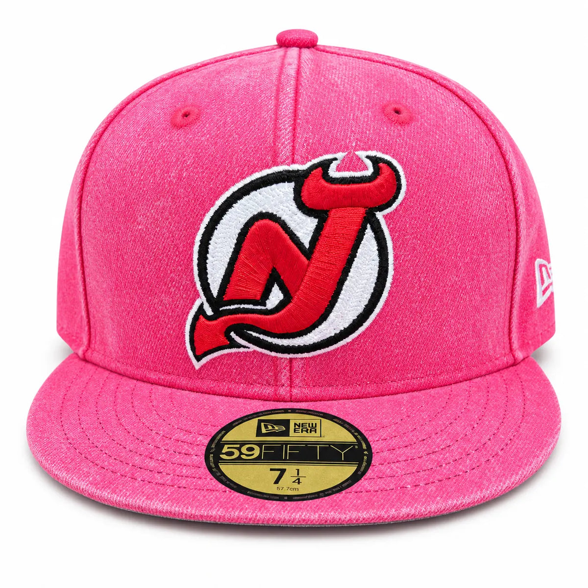 Gorra cerrada por tallas New Era 59FIFTY oficial de los New Jersey Devils de la NHL en color rojo con acabado desgastado lavado, disponible en la tienda Mundogorras en Gran Canaria.