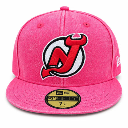 Gorra cerrada por tallas New Era 59FIFTY oficial de los New Jersey Devils de la NHL en color rojo con acabado desgastado lavado, disponible en la tienda Mundogorras en Gran Canaria.