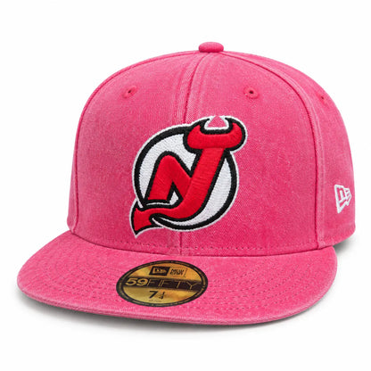 Gorra cerrada por tallas New Era 59FIFTY oficial de los New Jersey Devils de la NHL en color rojo con acabado desgastado lavado, disponible en la tienda Mundogorras en Gran Canaria frontal