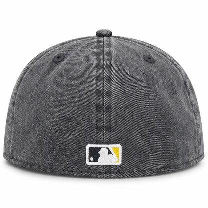 Gorra cerrada por tallas New Era 59FIFTY oficial de los Pittsburgh Pirates de la MLB en color gris carbón con acabado desgastado lavado y logo amarillo, disponible en la tienda Mundogorras en Gran Canaria vista trasera