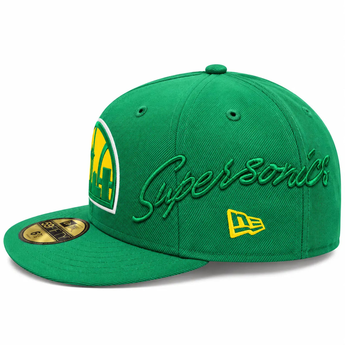 Gorra cerrada por tallas New Era 59FIFTY oficial de los Seattle Supersonics de la NBA en color verde con logotipo frontal del skyline de la ciudad, disponible en la tienda Mundogorras en Gran Canaria vista de lado