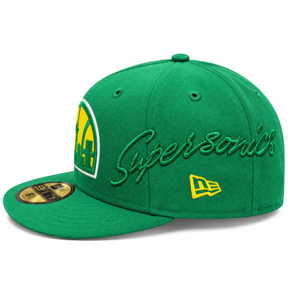 Gorra cerrada por tallas New Era 59FIFTY oficial de los Seattle Supersonics de la NBA en color verde con logotipo frontal del skyline de la ciudad, disponible en la tienda Mundogorras en Gran Canaria vista de lado