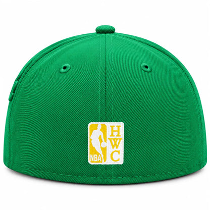 Gorra cerrada por tallas New Era 59FIFTY oficial de los Seattle Supersonics de la NBA en color verde con logotipo frontal del skyline de la ciudad, disponible en la tienda Mundogorras en Gran Canaria vista trasera