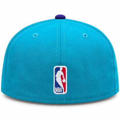 Gorra New Era 59FIFTY Charlotte Hornets Turquesa y Morada visto desde atrás 