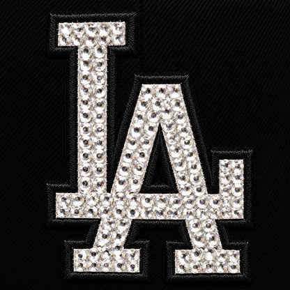Detalle del logotipo brillante de Los Angeles Dodgers en gorra New Era negra