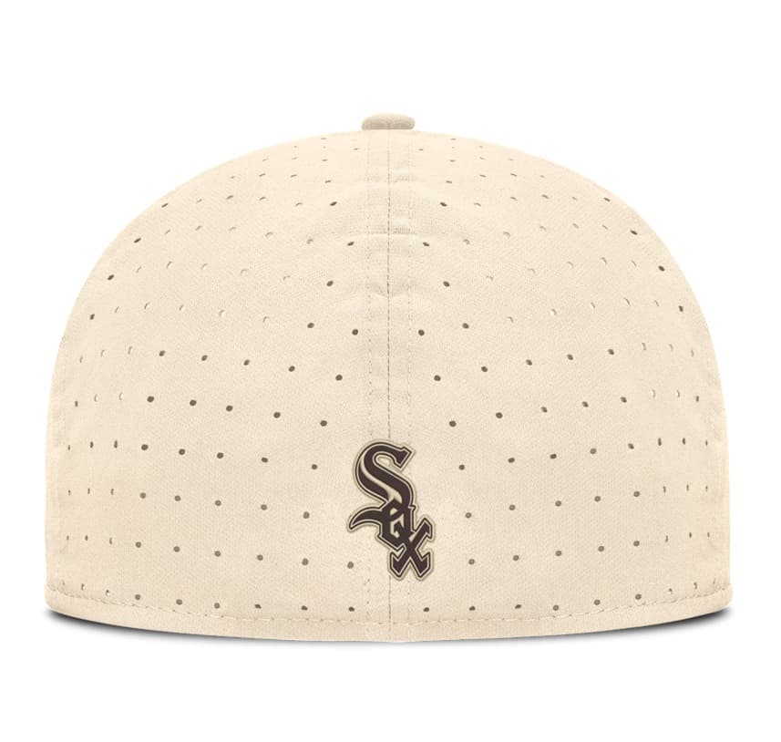 Parte trasera de la gorra Nike Chicago White Sox Dri-FIT True Structured AeroBill Fitted beige con paneles AeroBill perforado