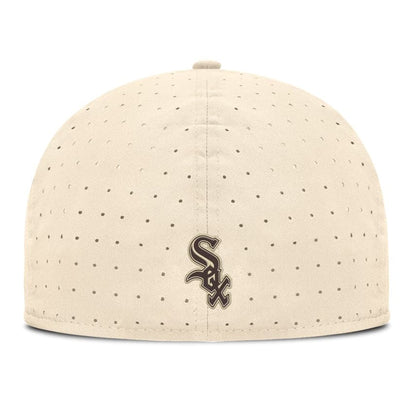 Parte trasera de la gorra Nike Chicago White Sox Dri-FIT True Structured AeroBill Fitted beige con paneles AeroBill perforado