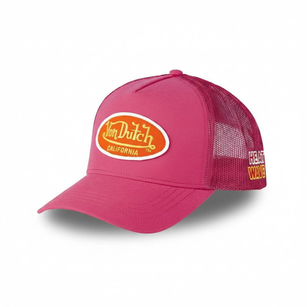 Von Dutch Trucker Rosa neon POLY13 co el logo en amarillo sobre fondo naranja