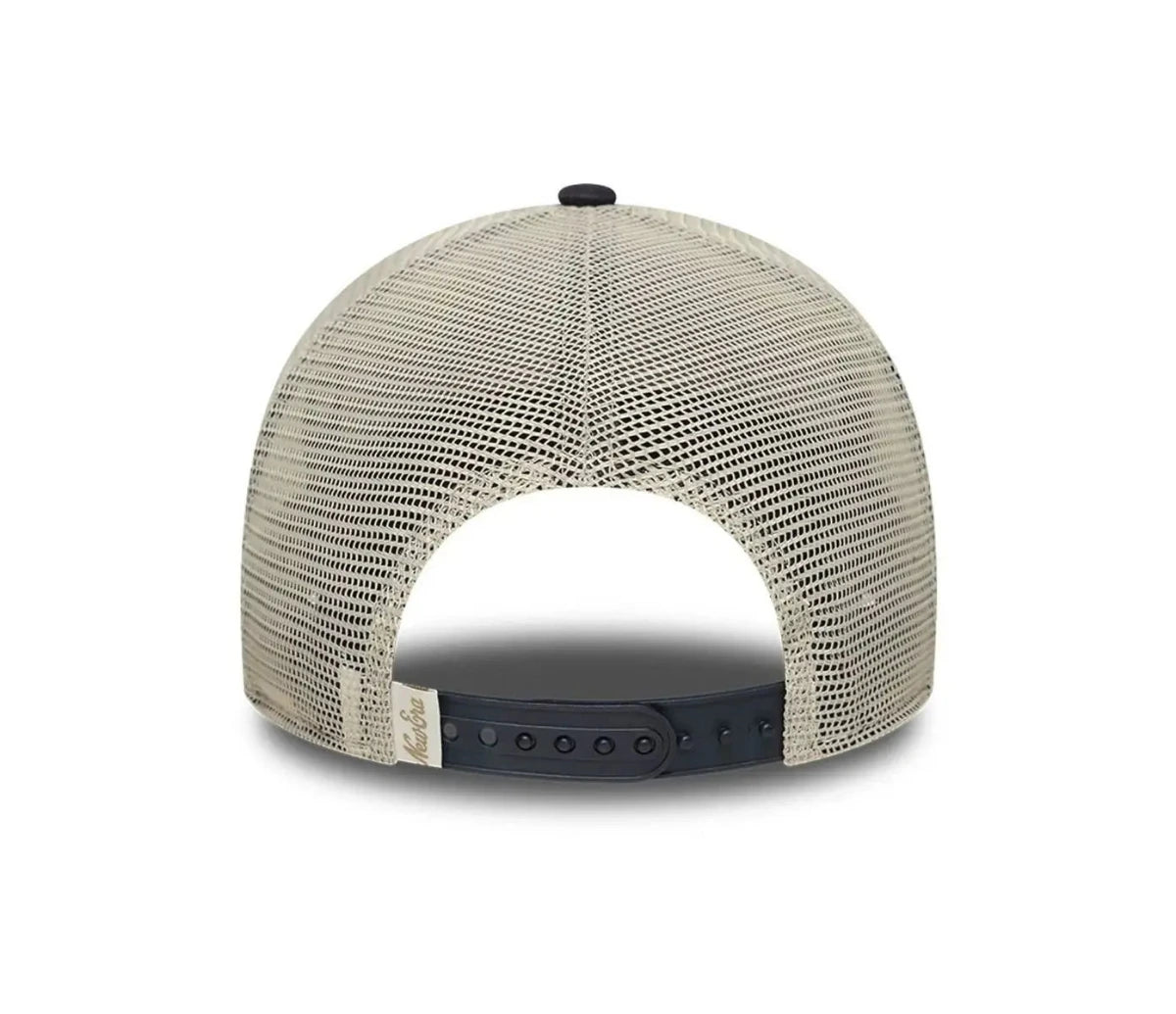 gorra new era con rejilla beige y negra vista desde la parte trasera