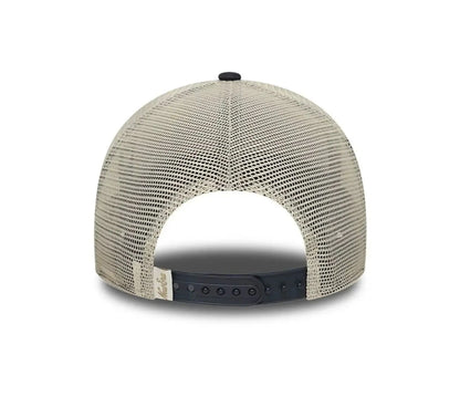 gorra new era con rejilla beige y negra vista desde la parte trasera