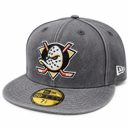 ew Era 59FIFTY oficial de los Anaheim Ducks en color gris con acabado desgastado lavado, disponible en la tienda Mundogorras en Gran Canaria.